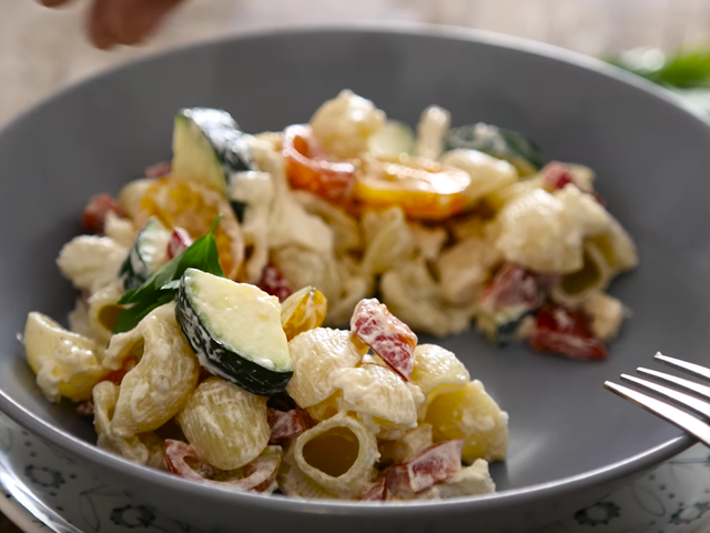 Cold pasta with chicken and vegetables